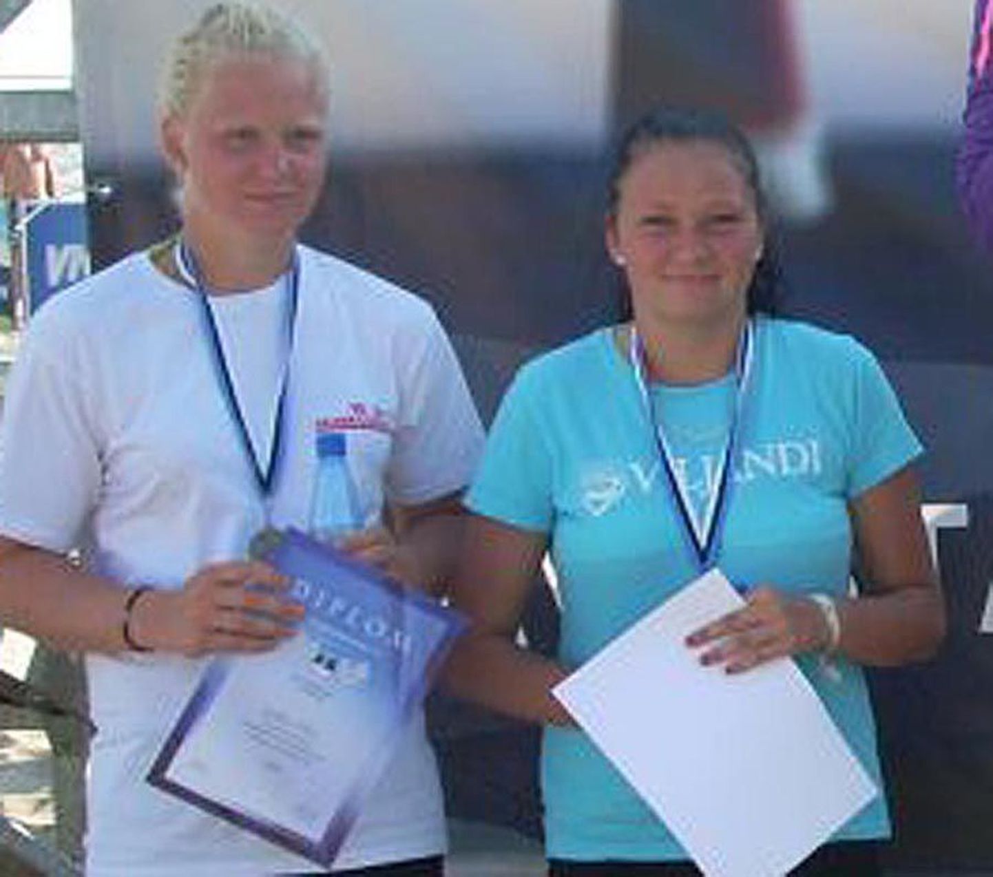 Kristiine Miilen (vasakul) ja Laura Luik on U-20 klassi rannavolle meistrivõistluste pronksmedalistid.