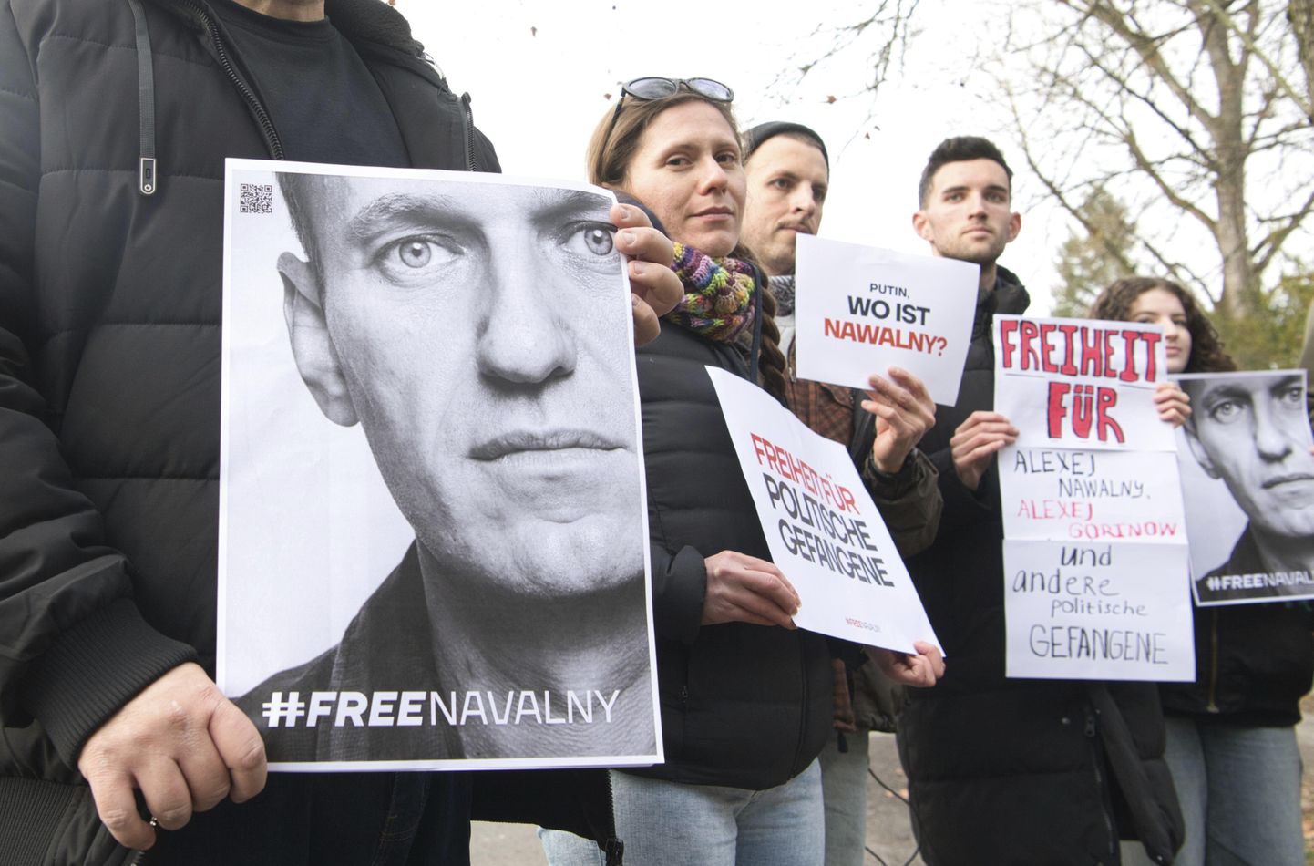 Pikett Venemaa poliitvangide ja nende hulgas Aleksei Navalnõi vabastamise nimel Vene suursaadiku Sergei Netšajevi kodu juures Berliinis 16. detsembril 2023.