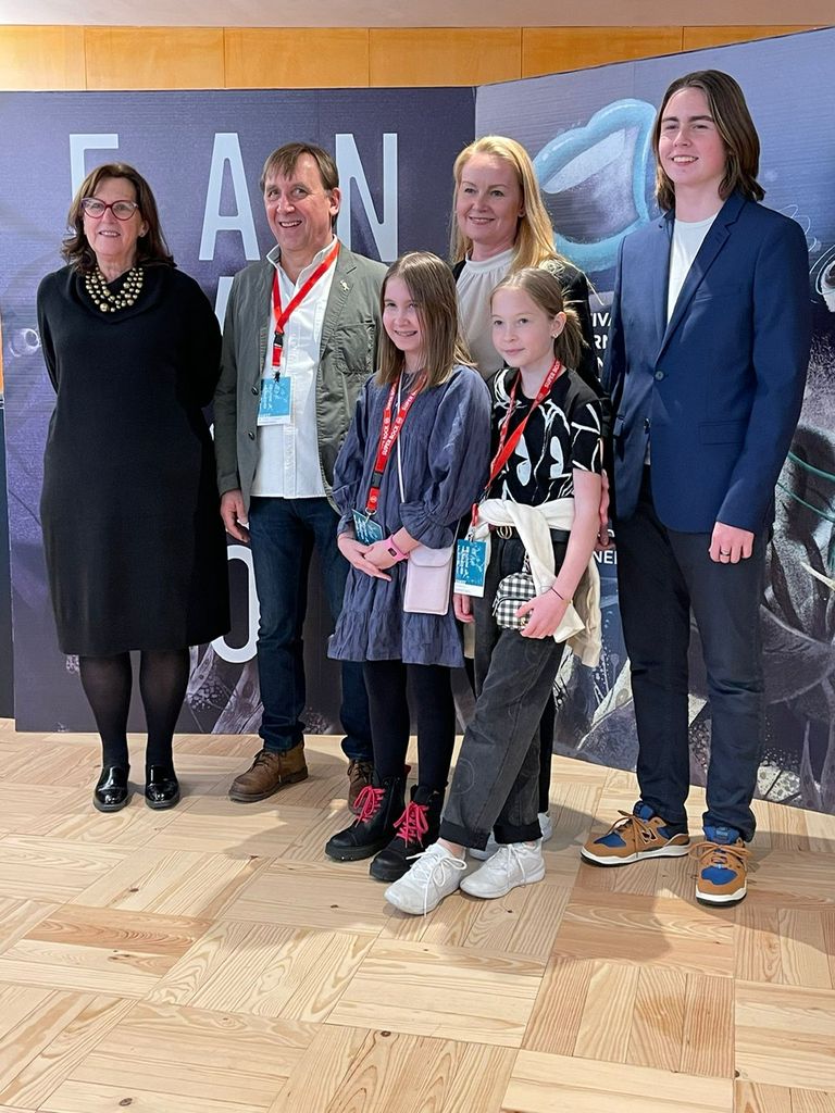 Fantasporto filmifestivali kunstiline juht Beatrice Pacheco Pereira, Elmo Nüganen, Eesti suursaadik Portugalis Moonika Kase ning tema lapsed.