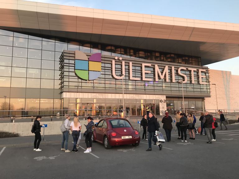 Из торгового центра Ülemiste эвакуируют посетителей.