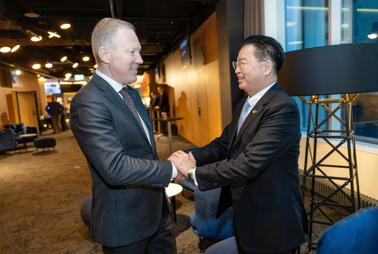 Taiwani välisminister Joseph Wu (paremal) osales eile Tallinnas Rahvusvahelise Kaitseuuringute Keskuse korraldatud seminaril. Vasakul riigikogu väliskomisjoni esimees Marko Mihkelson. 