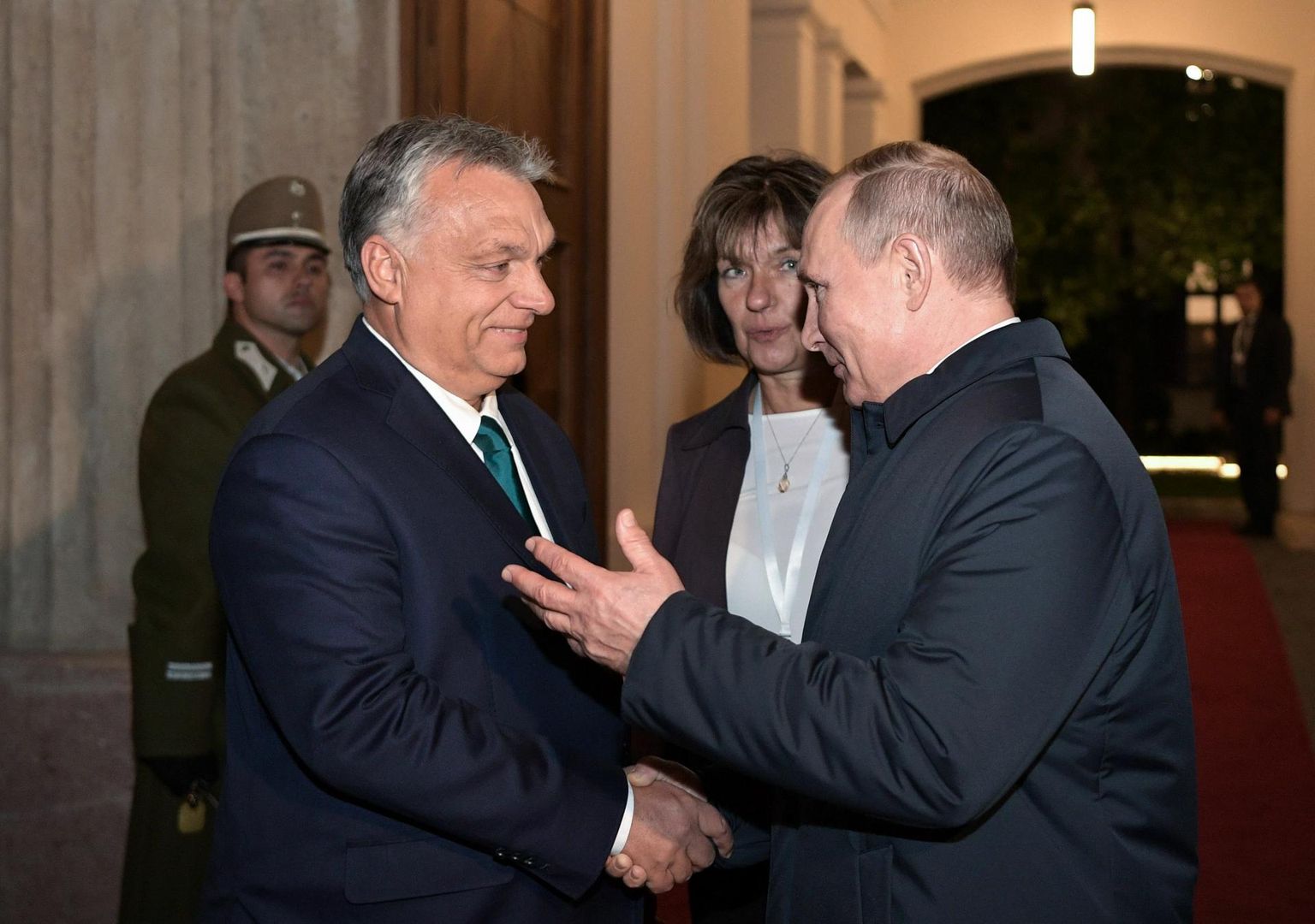 Ungari peaminister Viktor Orbán (vasakul) surumas 2019. aastal Budapestis kätt Vene presidendi Vladimir Putiniga. 