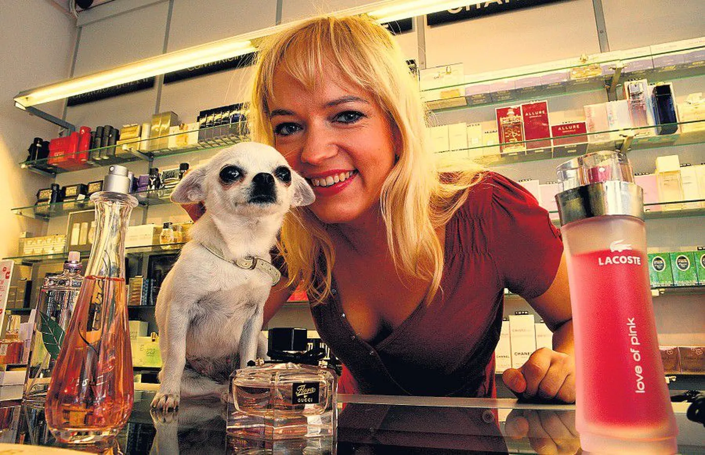 Eva poe omanik Tairi Leis suhtub oma ärisse niisuguse pühendumisega, millega iga naine kasvataks oma last. «Aga et lapsi mul veel ei ole, siis on mul Bella,» ütleb ta koerakest silitades. «Bella õpetab mind distsipliini hoidma!»