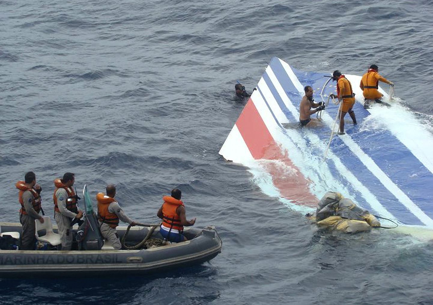 Brasiilia mereväelased 2009. aasta 1. juunil ookeani kukkunud Air France'i reisilennuki tükiga.