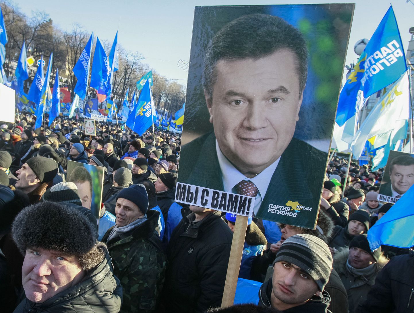 Митинг сторонников партии регионов Украины на Европейской площади Киева завершился.
