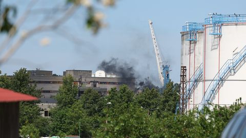 ВИДЕО ⟩ Момент взрыва: возгорание нефтяного резервуара в Пыхья-Таллинне попало на камеру
