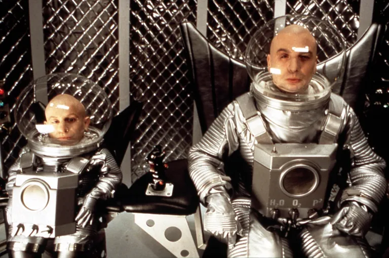 Verne Troyer ja Mike Powers filmis «Austin Powers: The Spy Who Shagged Me»