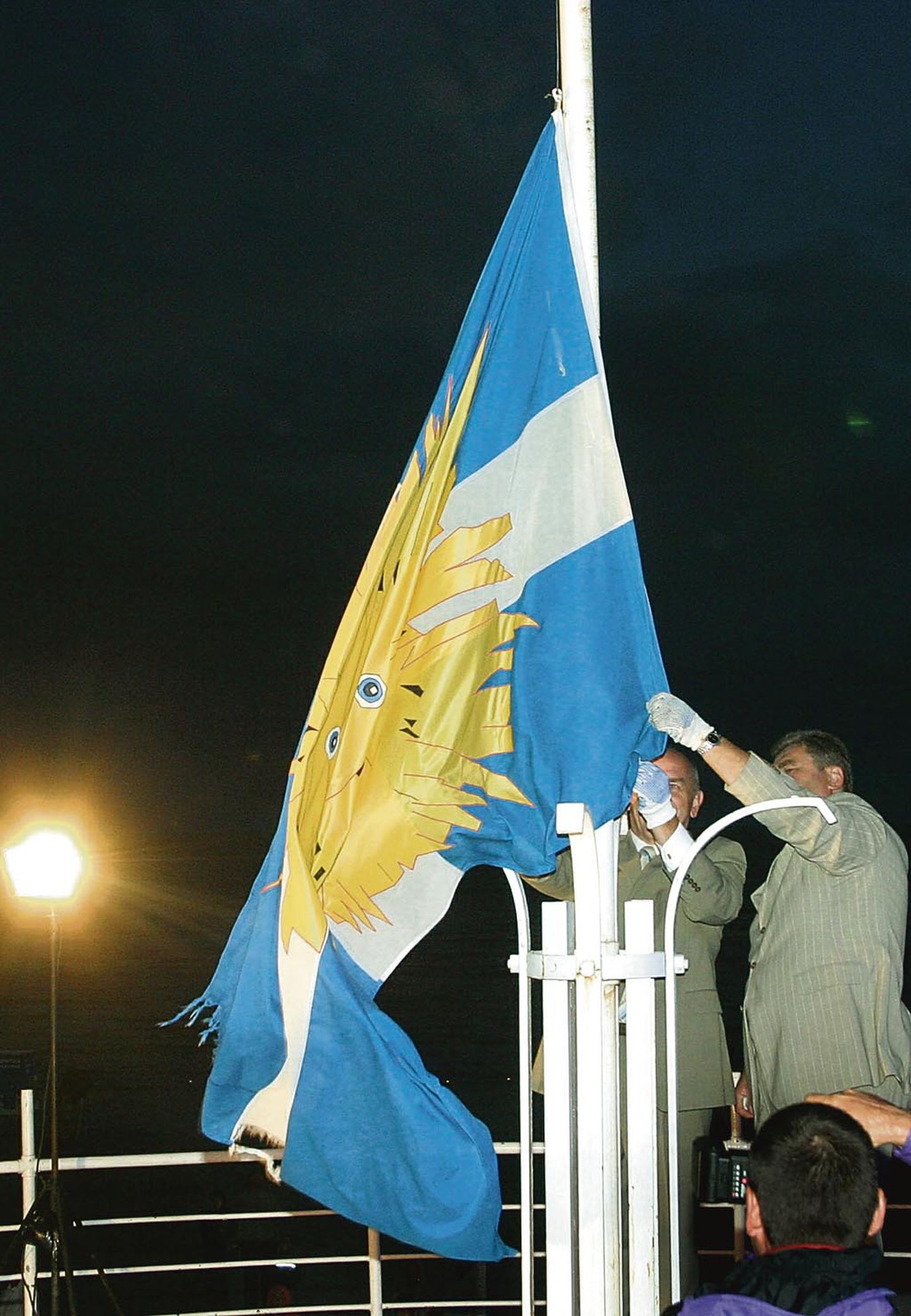 Päikesesiili logoga suvepealinna lipu langetamine 27. augustil 2005.