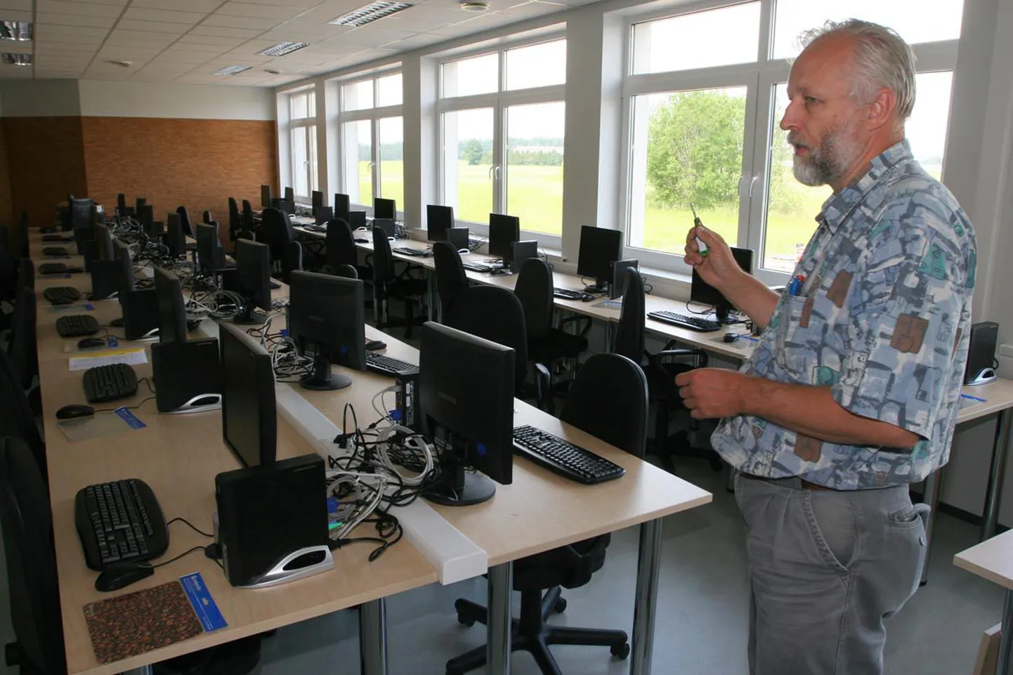 Koeru keskkooli direktor Tiit Kaldal on põhjust rõõmustada, sest nende õpilased said riigieksamitel kõrgeid punkte.