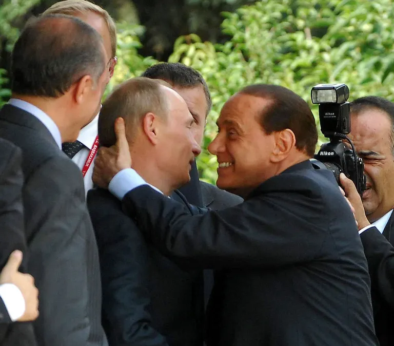 Ankara, 2009. aasta august: õhus on armastust, ühisel gaasijuhtme projekti algatusel oli platsis ka Itaalia peaminister Silvio Berlusconi.