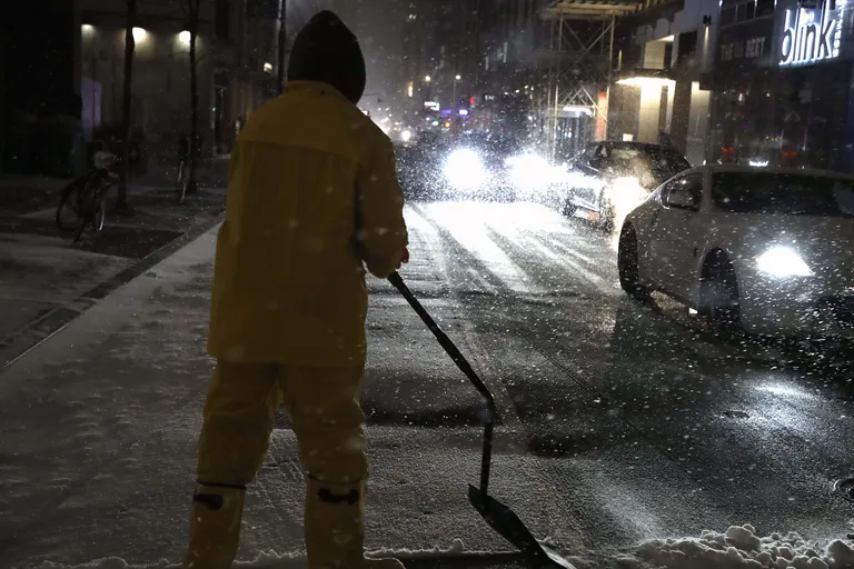 New Yorki jõudis 31. jaanuaril lumetorm. Mees puhastamas Queensis tänavat lumest
