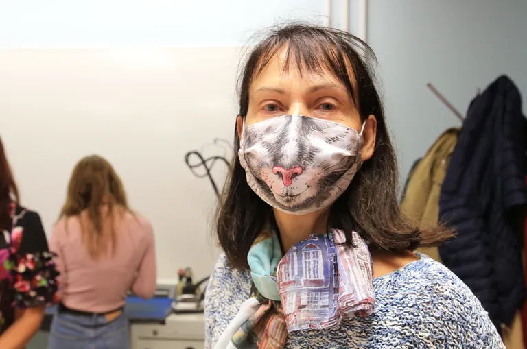 Inimene tuju tõstvas maskis.