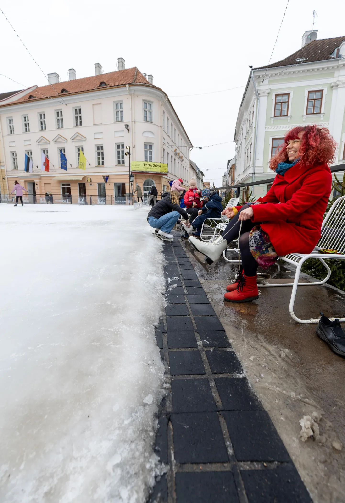 Tartu abilinnapea Elo Kiivet sai eile lõuna ajal, paar päeva enne hooaja lõppu, veel kord uisud jalga tõmmata.