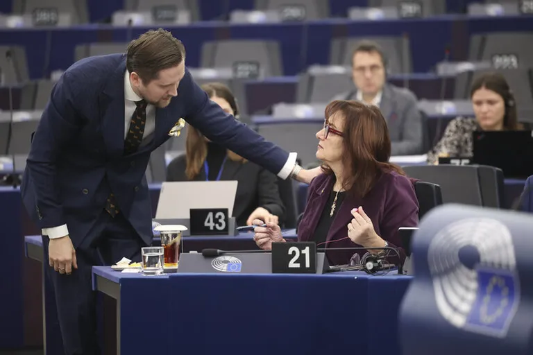 Jaak Madison Euroopa Parlamendi plenaaristungil. Arutelu all oli Ukraina laste küüditamise teema.