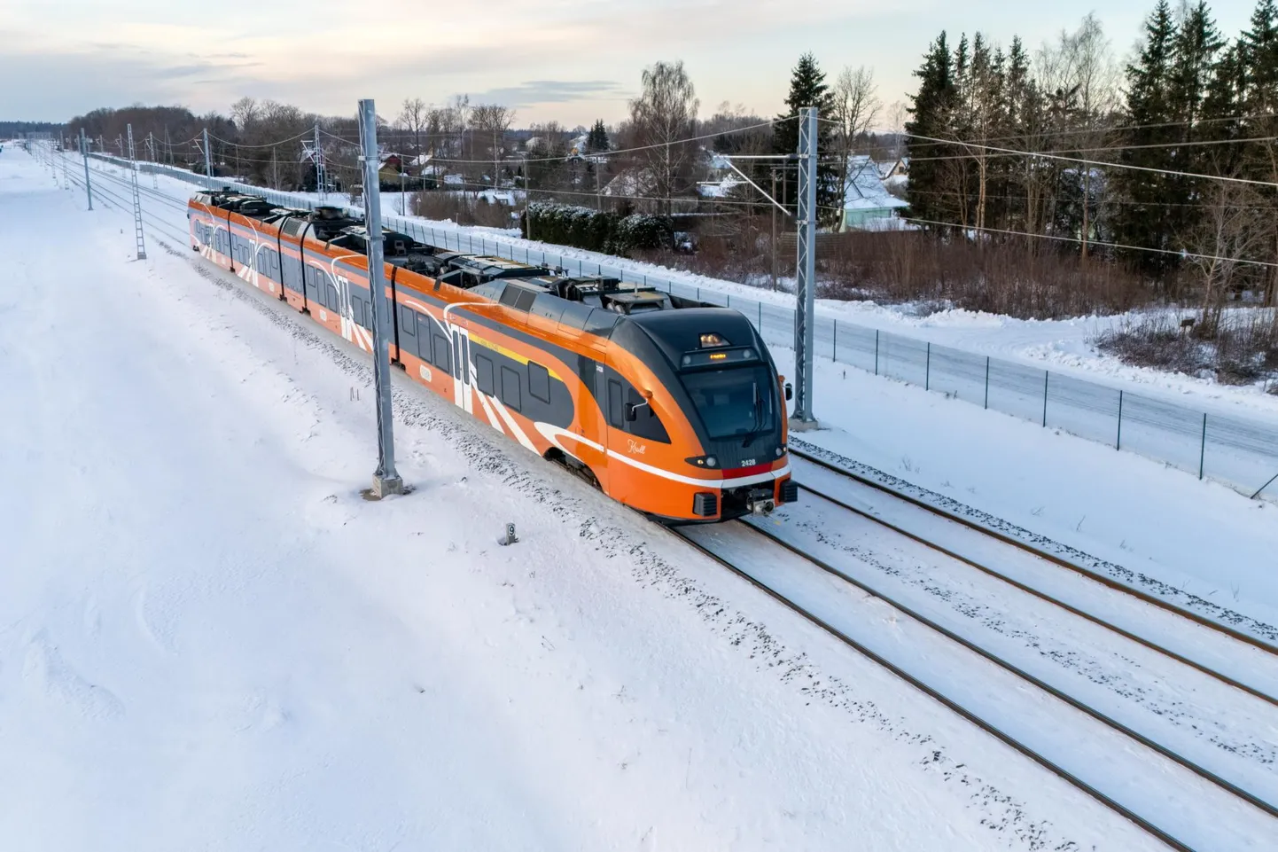 Ehkki tulevikus pealinna ja Tartu vahet sõitvatele elektrirongidele vajalikud postid olid Lääne-Virumaal Lehtses juba eile pärastlõunal olemas, sõidavad seal sel aastal veel diiselrongid.