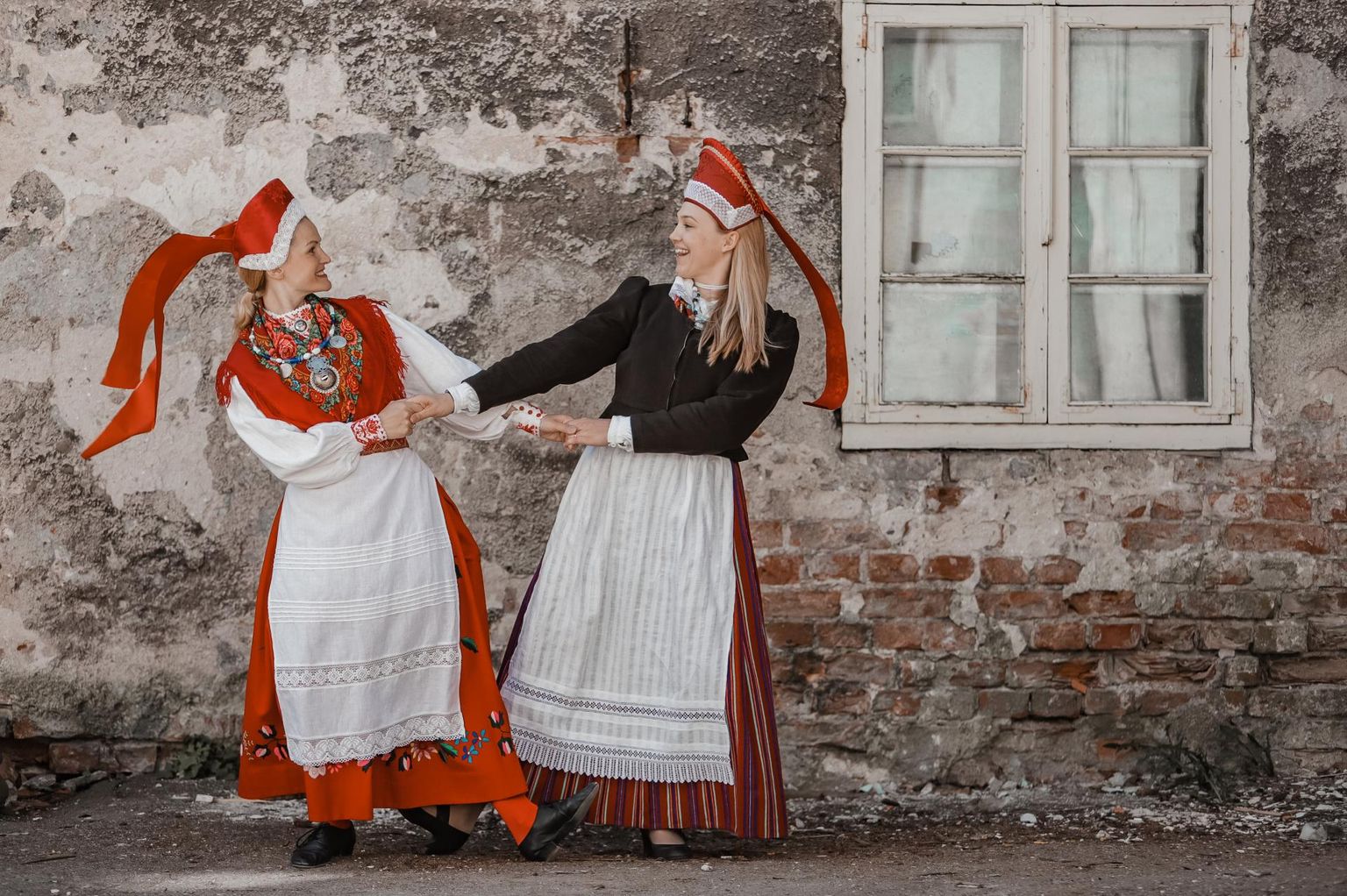 Liigijuht Ulla Helin-Mengel ja esimene assistent Ingrid Jasmin usuvad, et tantsupidu on eelkõige etendus ja omaette kunst.