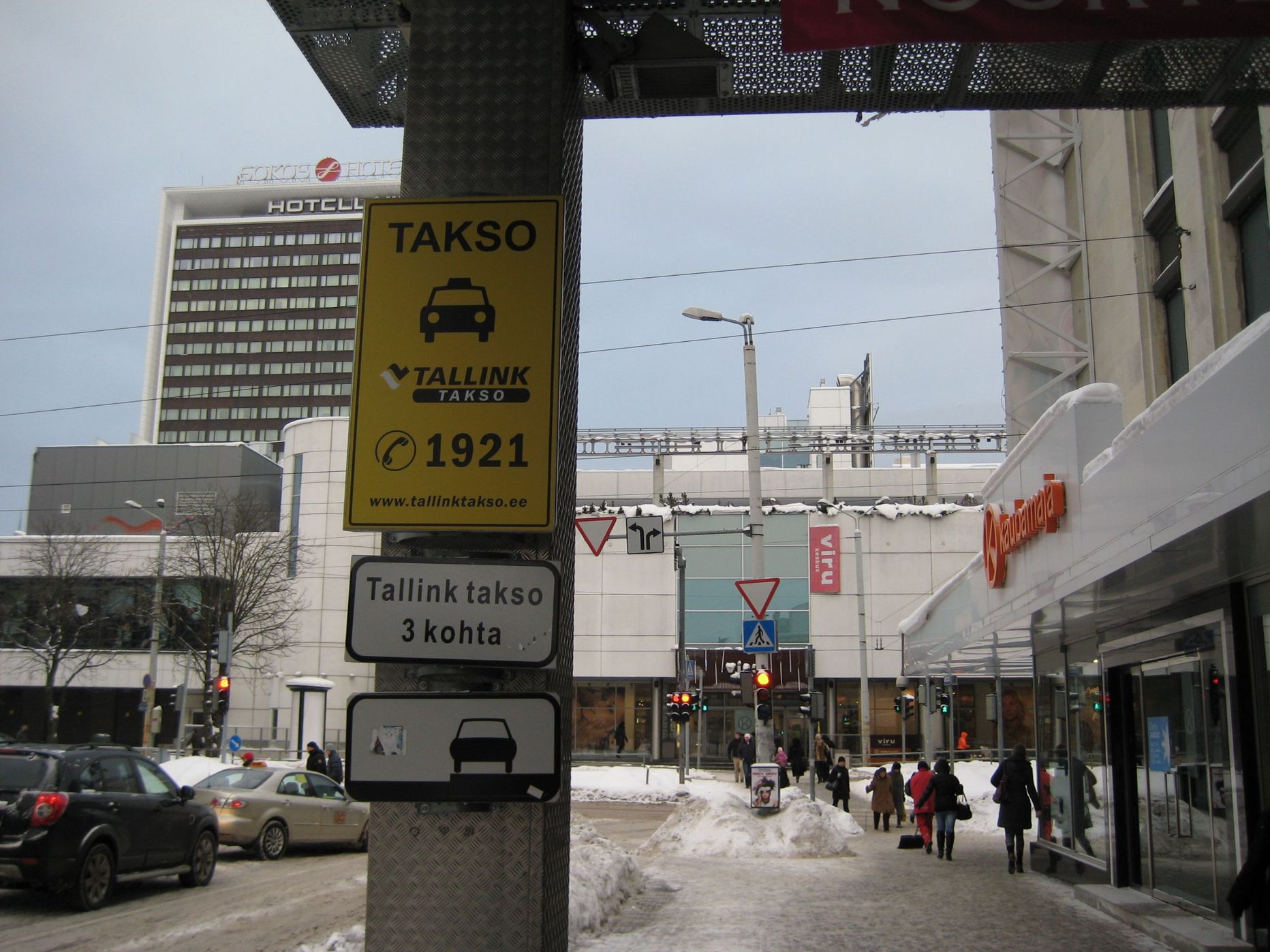 Стоянка такси около Kaubamaja находится на принадлежащей универмагу территории, и Tallink Takso использует ее на основании заключенного с Kaubamaja договора.
