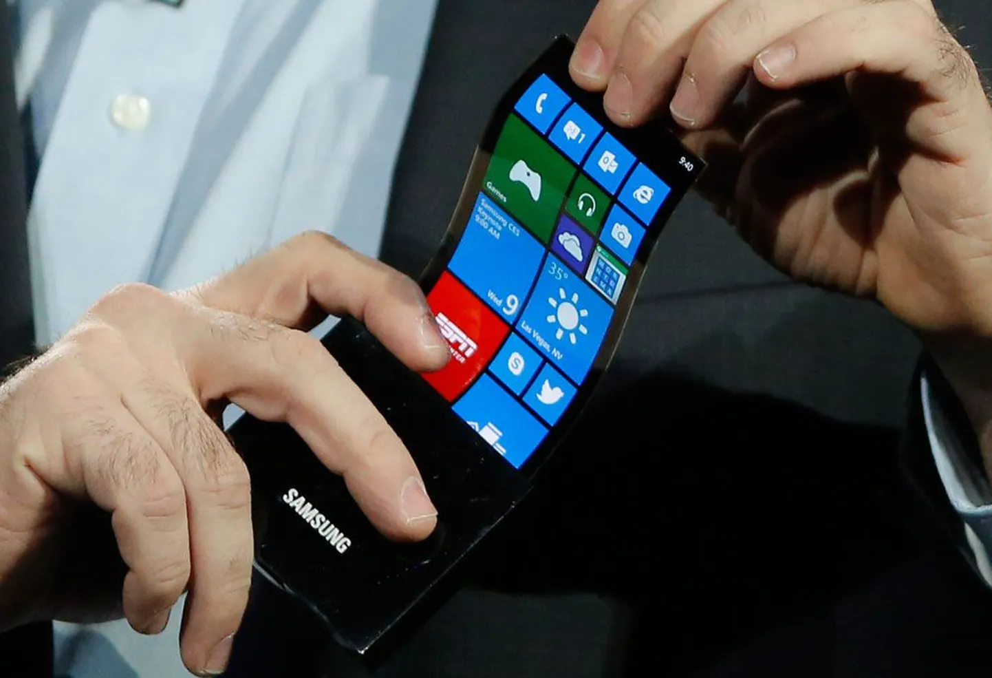 Samsungi painduva OLED-ekraaniga Windows Phone’i telefoni prototüüp.