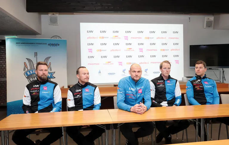 Eesti täiskasvanute koondise treenerid Karel Viigipuu (vasakult) ja Håvard Bogetveit, laskesuusaliidu spordidirektor Kauri Kõiv ning järelkasvukoondise treenerid Martin Gultvedt Winger ning Kalev Ermits.