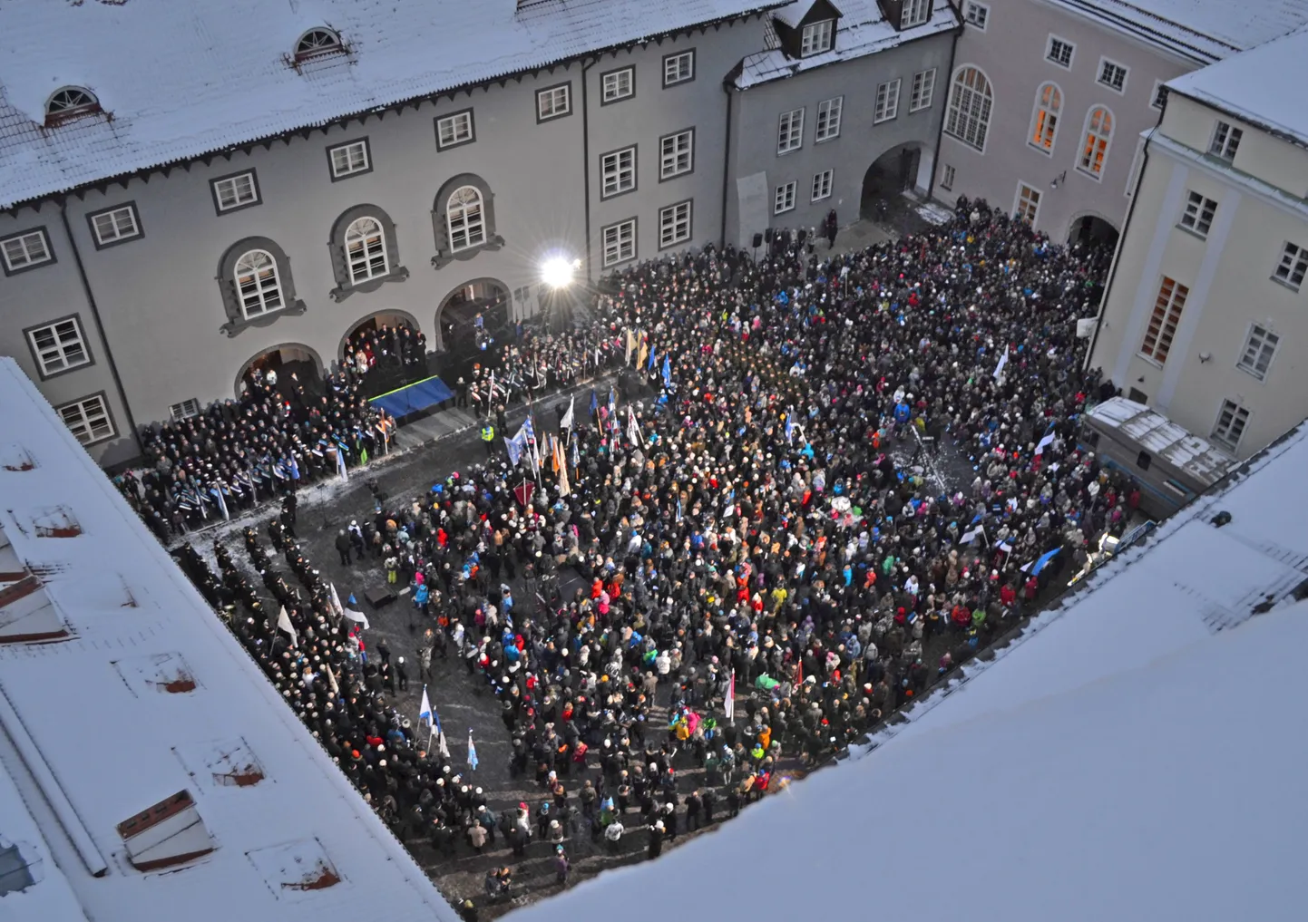 Aastaid on sajad huvilised kogunenud 24. veebruari varahommikul päikese tõusu eel Toompea lossi hoovi, et elada hümni lauldes ja sinimustvalgeid käes hoides kaasa riigilipu heiskamisele Pika Hermanni torni.