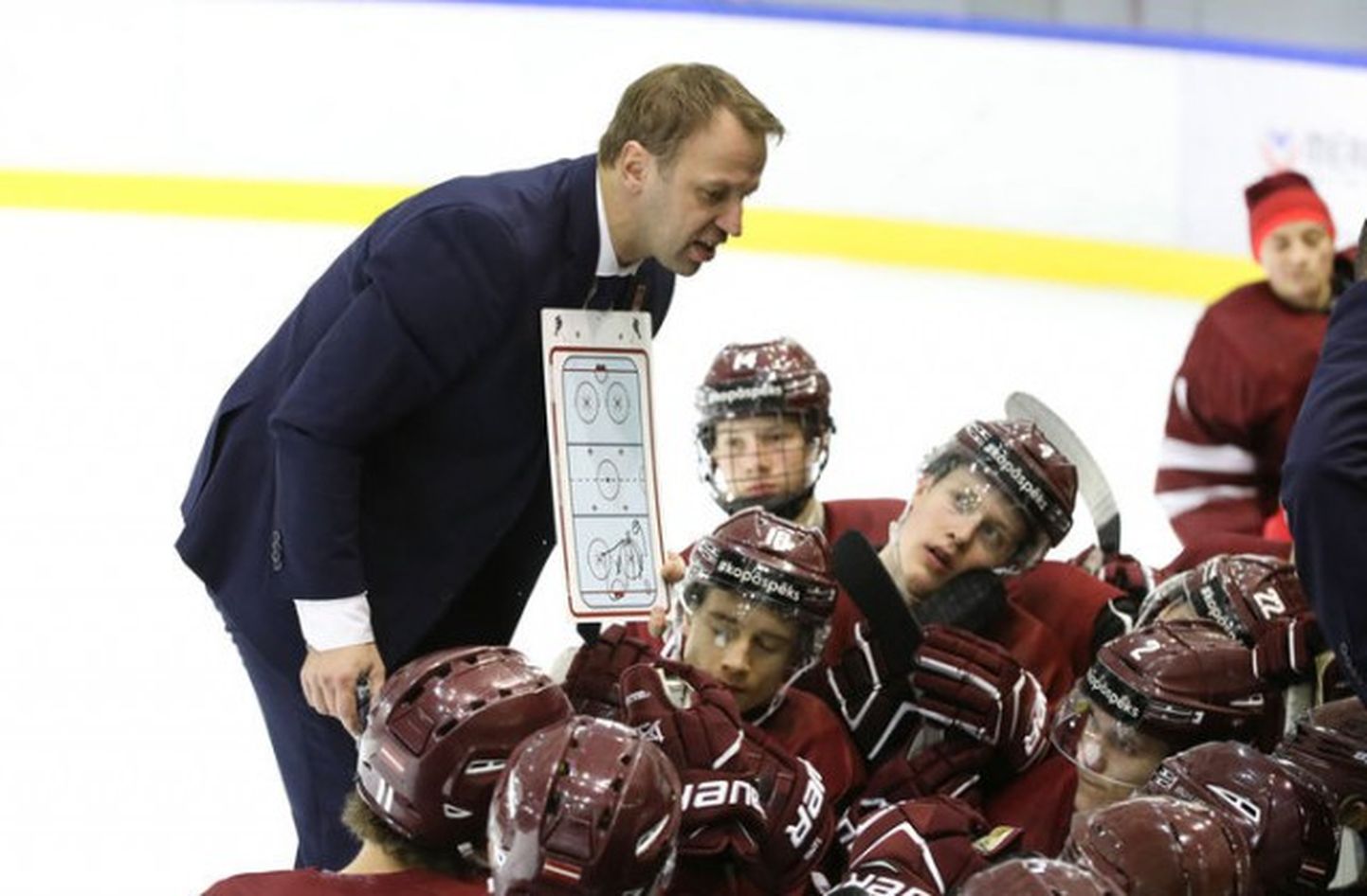 Kārlis Zirnis un Latvijas U-20 izlases hokejisti