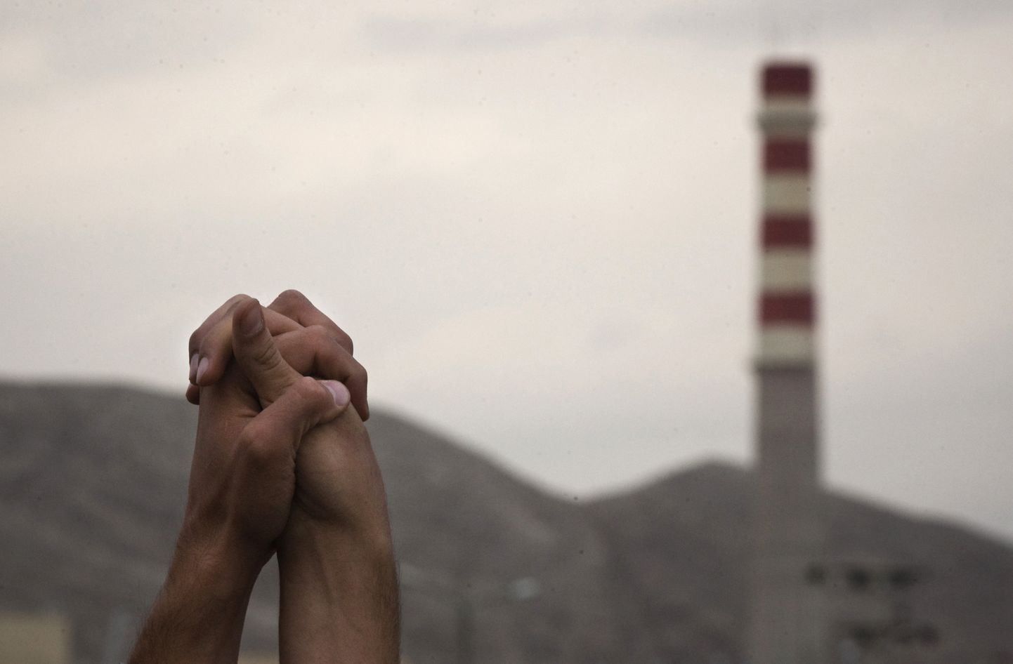 Iraani tudengid hoiavad 2011. aastal kätest kinni Iraanis Isfahani uraanirikastamistehase lähistel, avaldades toetust riigi tuumaprogrammile.