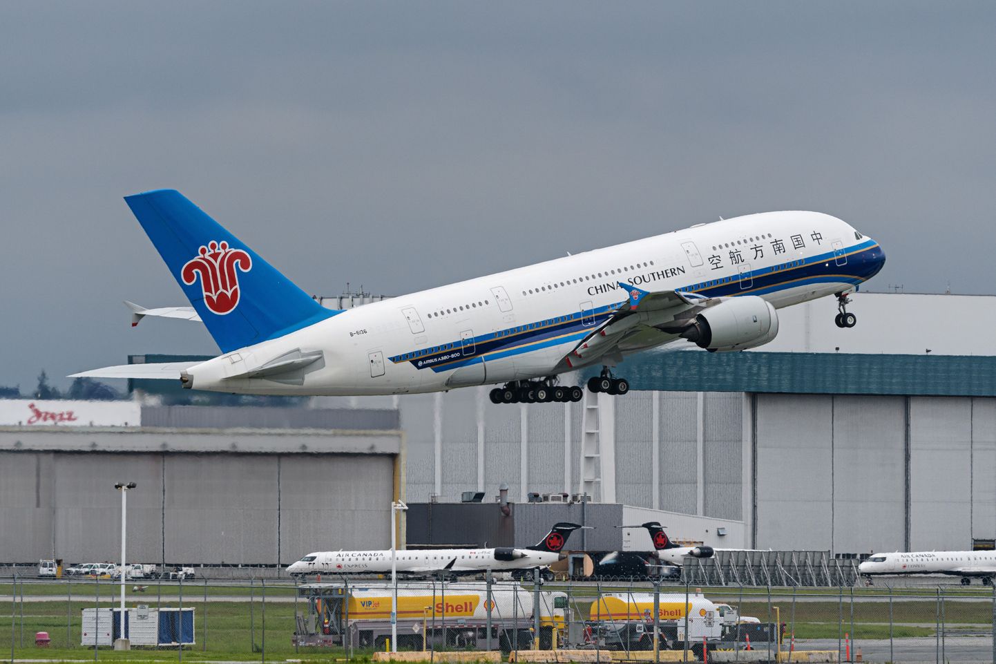 China Southern Airlines reisilennuk Airbus A380-841 startimas Vancouverist Guangzhousse. Foto on illustratiivne.