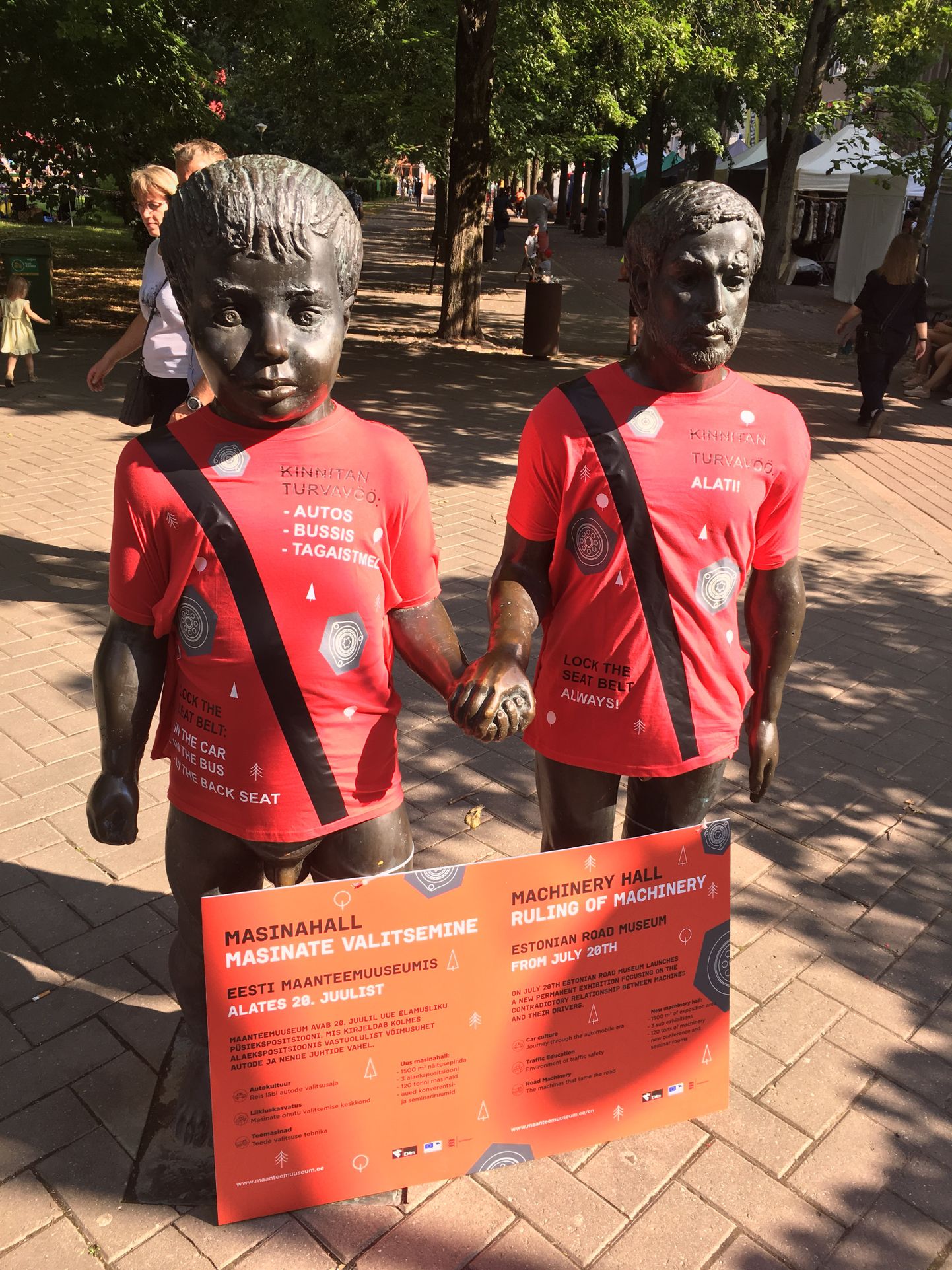 Бронзовые скульптуры отца и сына одели в красные футболки, которые рекламируют важность ремней безопасности и новую постоянную выставку Музея шоссейных дорог.