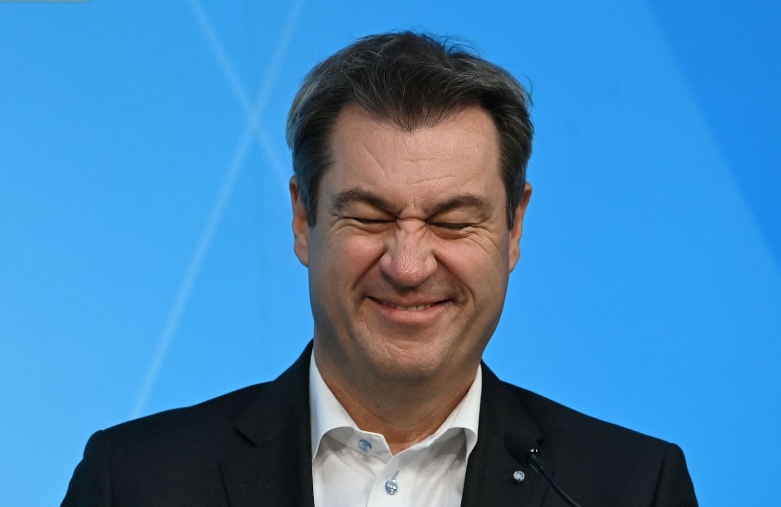 Baieri peaminister Markus Söder teatamas pressikonverentsil kurba uudist Oktoberfesti ärajäämisest.