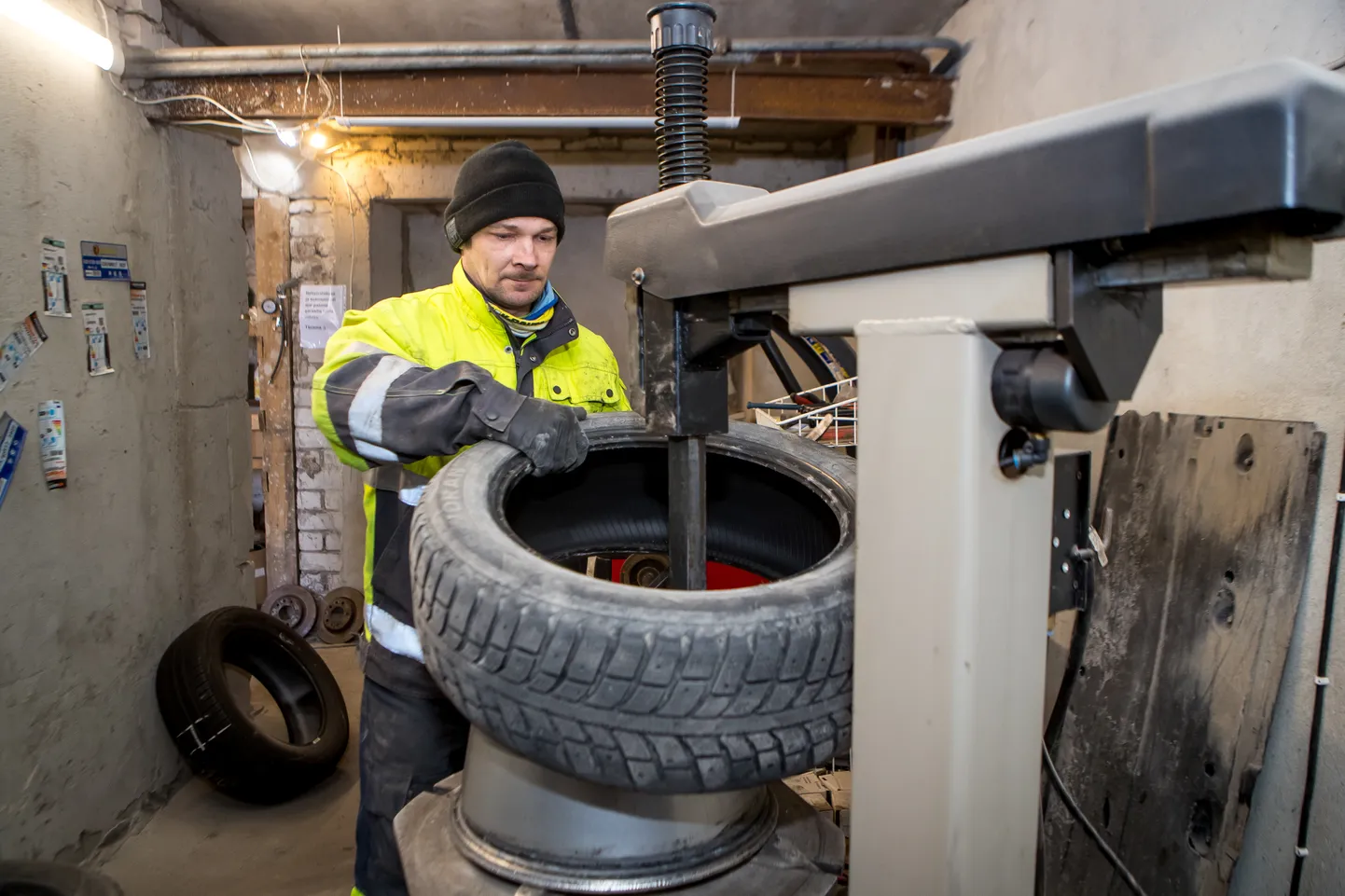 SUVEHOOAJALE: Apex Auto OÜ autoremonditöökojas sai eile automehaanik Gunnari käe all suverehvid alla mitu sõidukit.