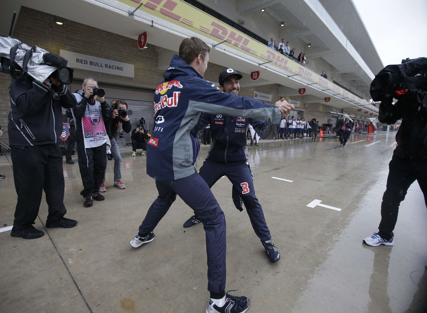 Red Bulli sõitjad Daniil Kvjat ja Daniel Ricciardo tantsimas.