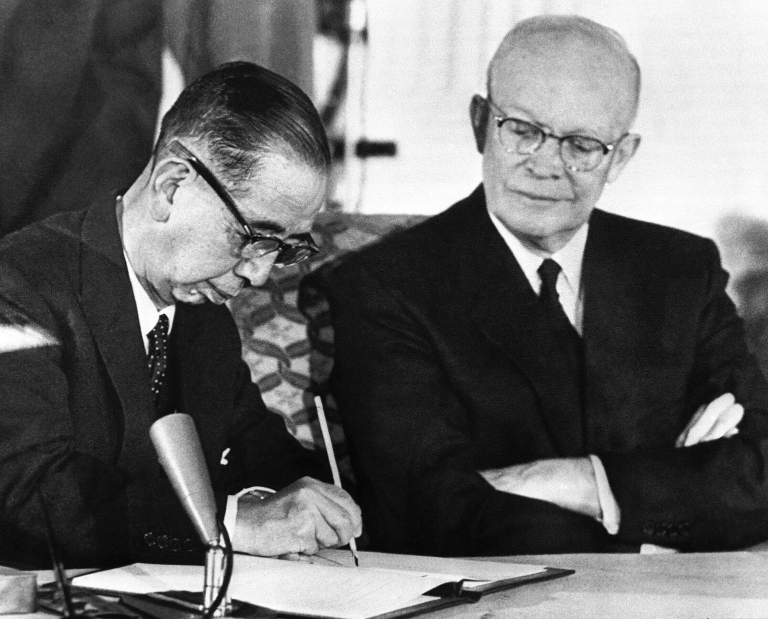 Jaapani peaminister Nobusuke Kishi allkirjastamas Jaapani-USA julgeolekupakti 19. jaanuaril 1960. aastal Washingtonis. USA president Dwight Eisenhower vaatab seda kõrvalt.