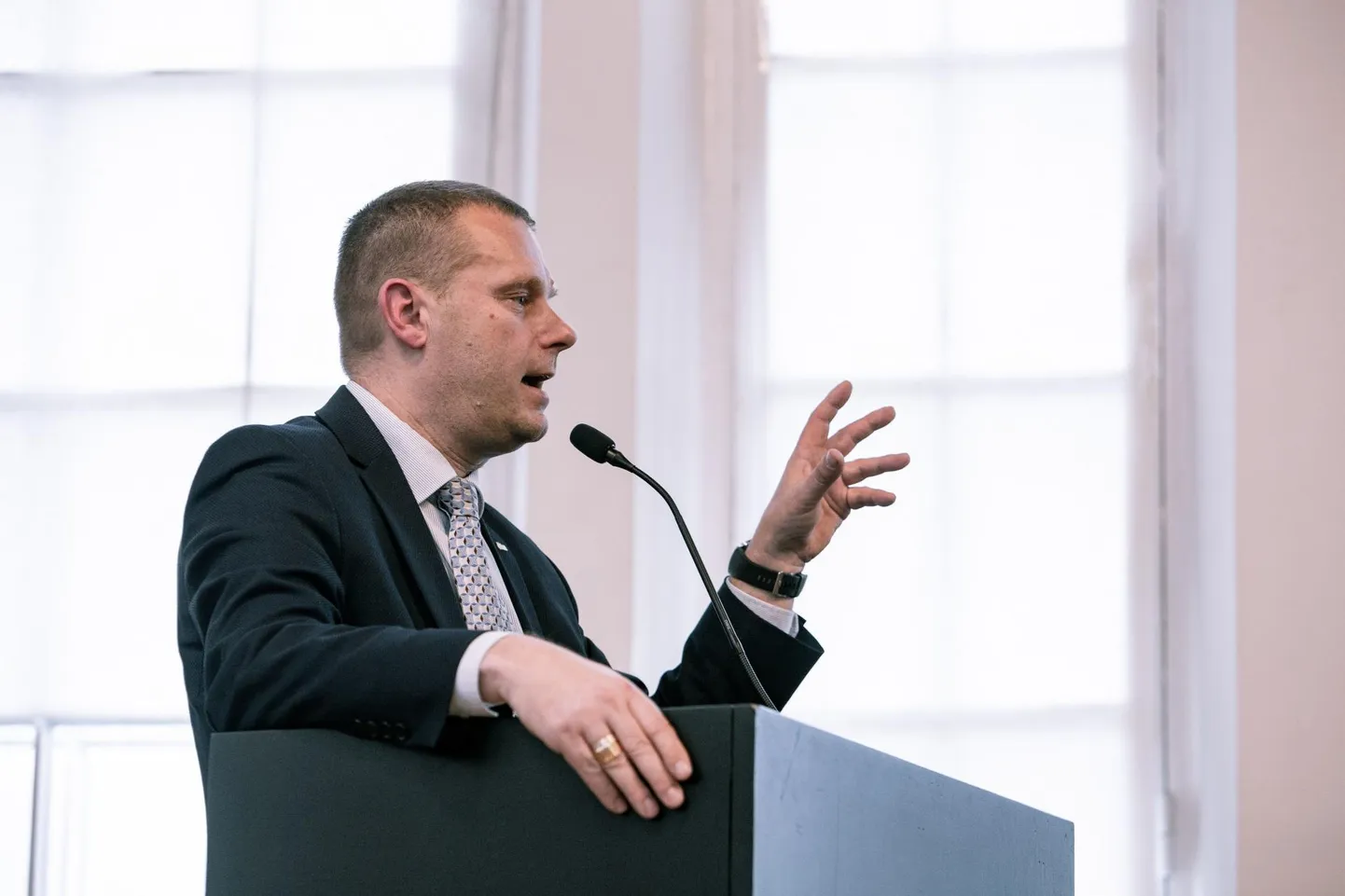 Linnapea Romek Kosenkranius leiab, et alkoholimüügi keeluga vangerdamine ei ole okei.