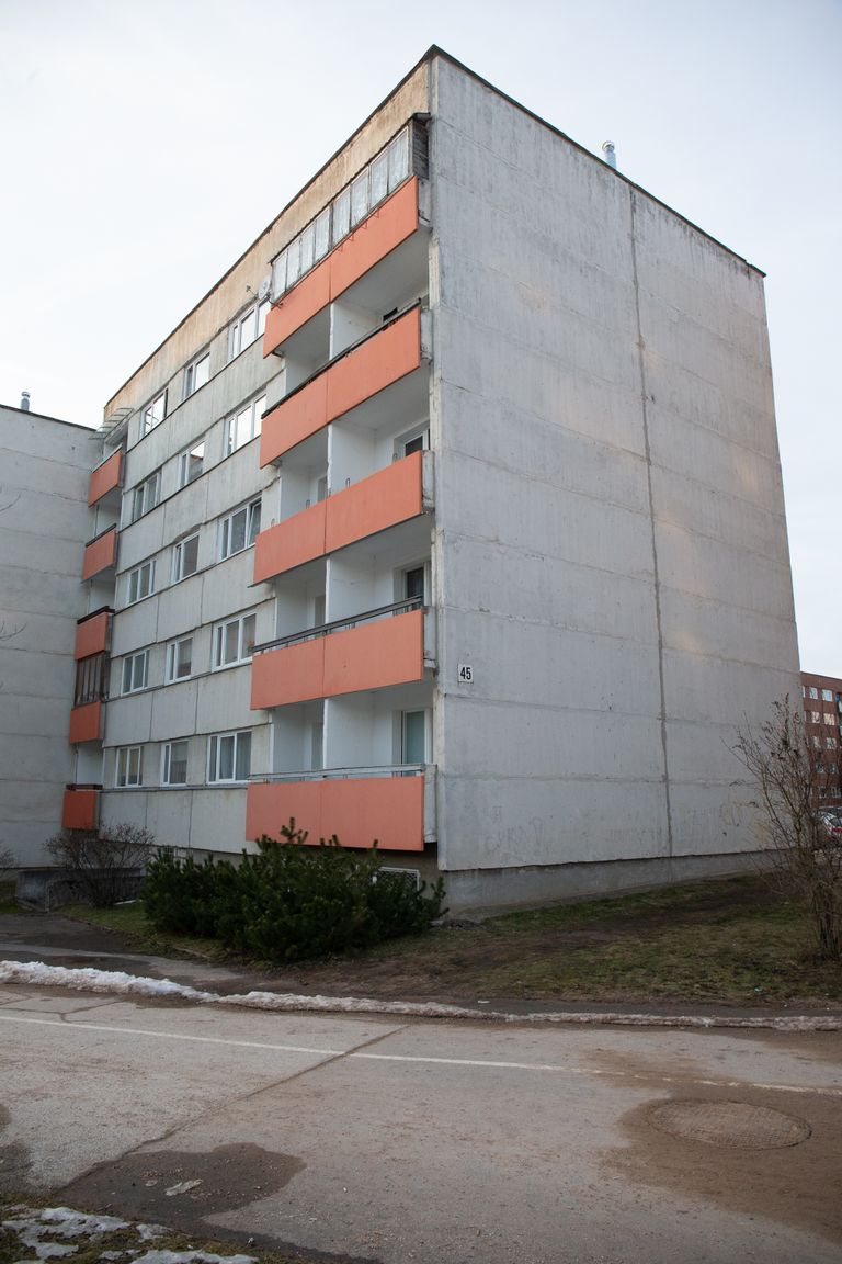 Kohalikud elanikud ei märganud enda sõnul pühapäeval Kaunase puiestee kortermaja lähistel midagi ebatavalist. Politsei ja prokuratuur pole seni avaldanud, kes tapmisest teatas.