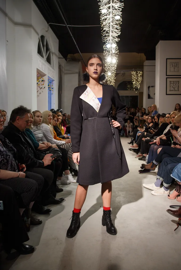 Wear Arts - moeka mantli hõlmal piilub Leohnard Lapini "Jänku suudlus"