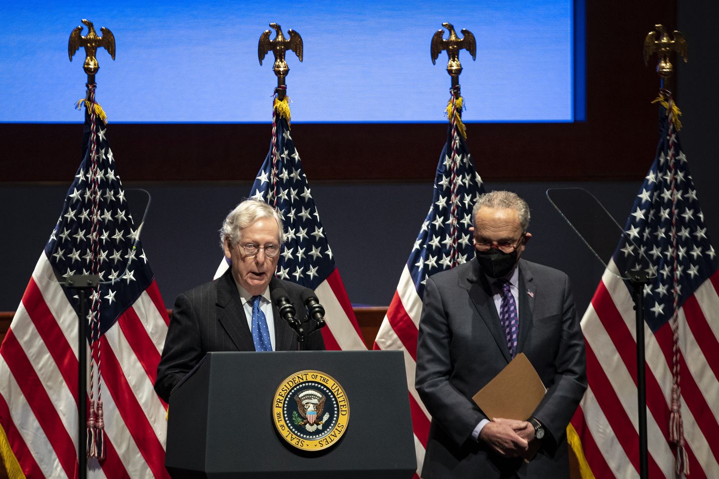 Senati enamuse liider Chuck Schumer (paremal) ja vähemuse liider Mitch McConnell (vasakul).