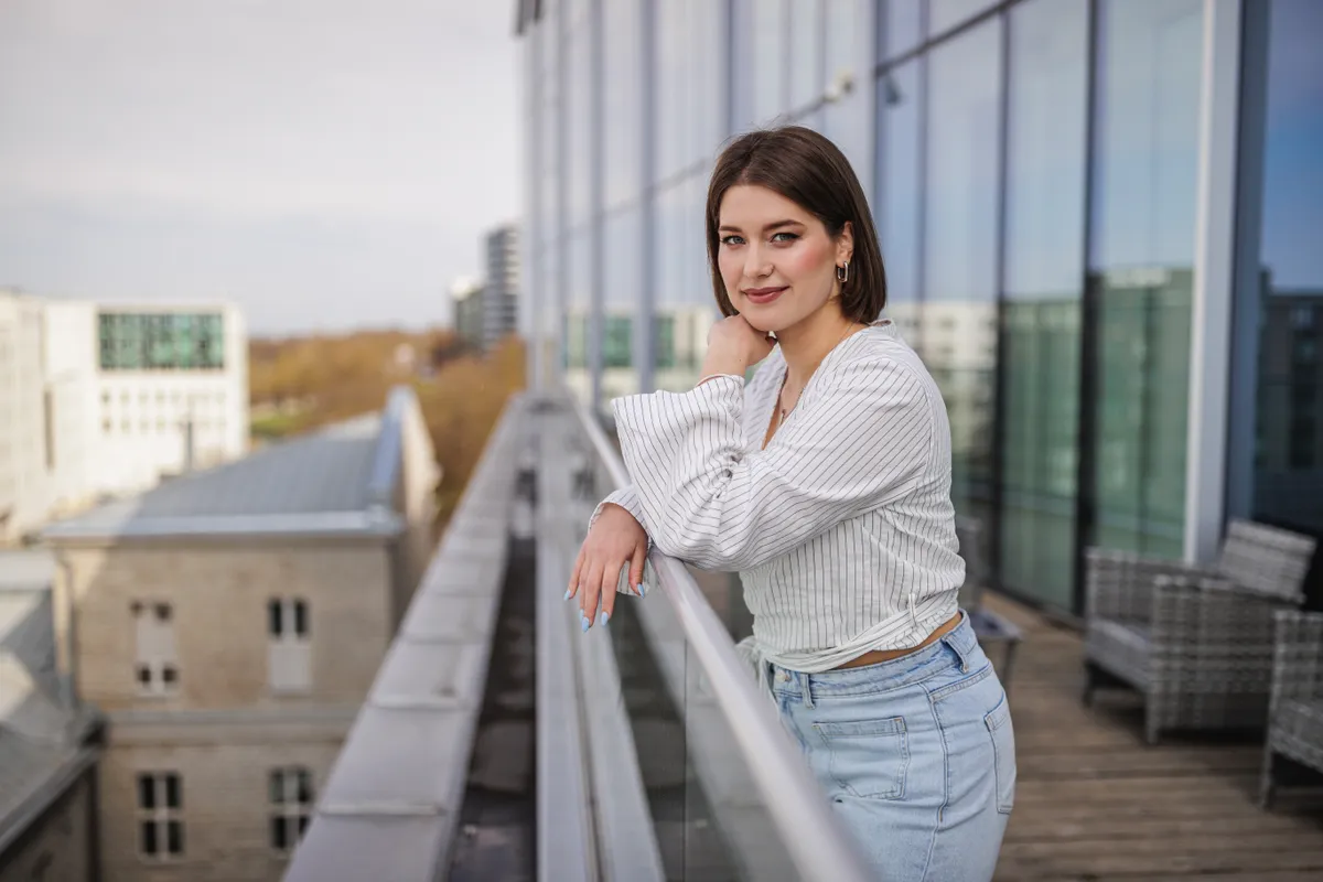 Victoria Skrõnnik Postimehe maja terrassil