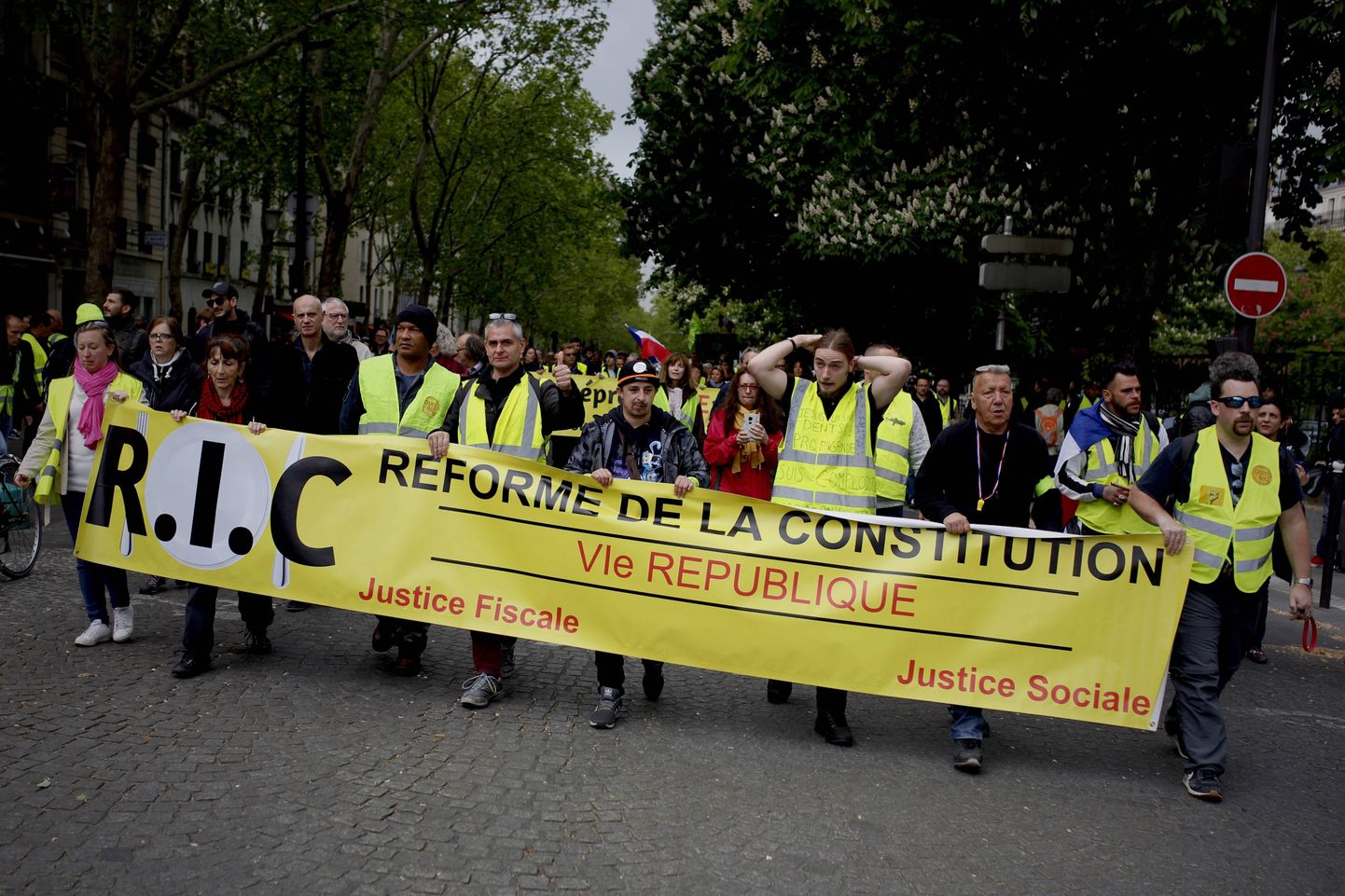 Kollavestide protestilikumise järjekorras 24. meeleavaldus Pariisis 27. aprillil. Seekord osalesid demonstratsioonil ka ametiühingute liikmed ja vasakerakondade aktivistid.