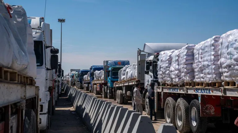 Грузовики с гуманитарной помощью на границе с Газой