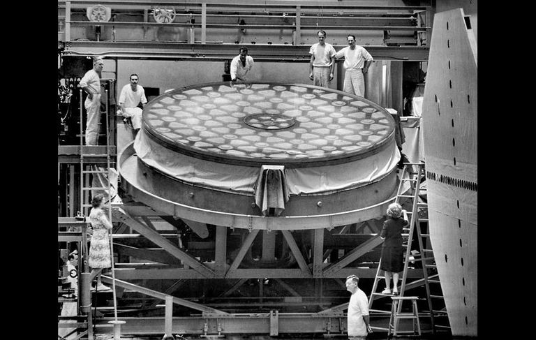 5-meetrise läbimõõduga teleskoobi lääts. Pilt on tehtud 1945. aastal, mil lääts veel valmis ei olnud.