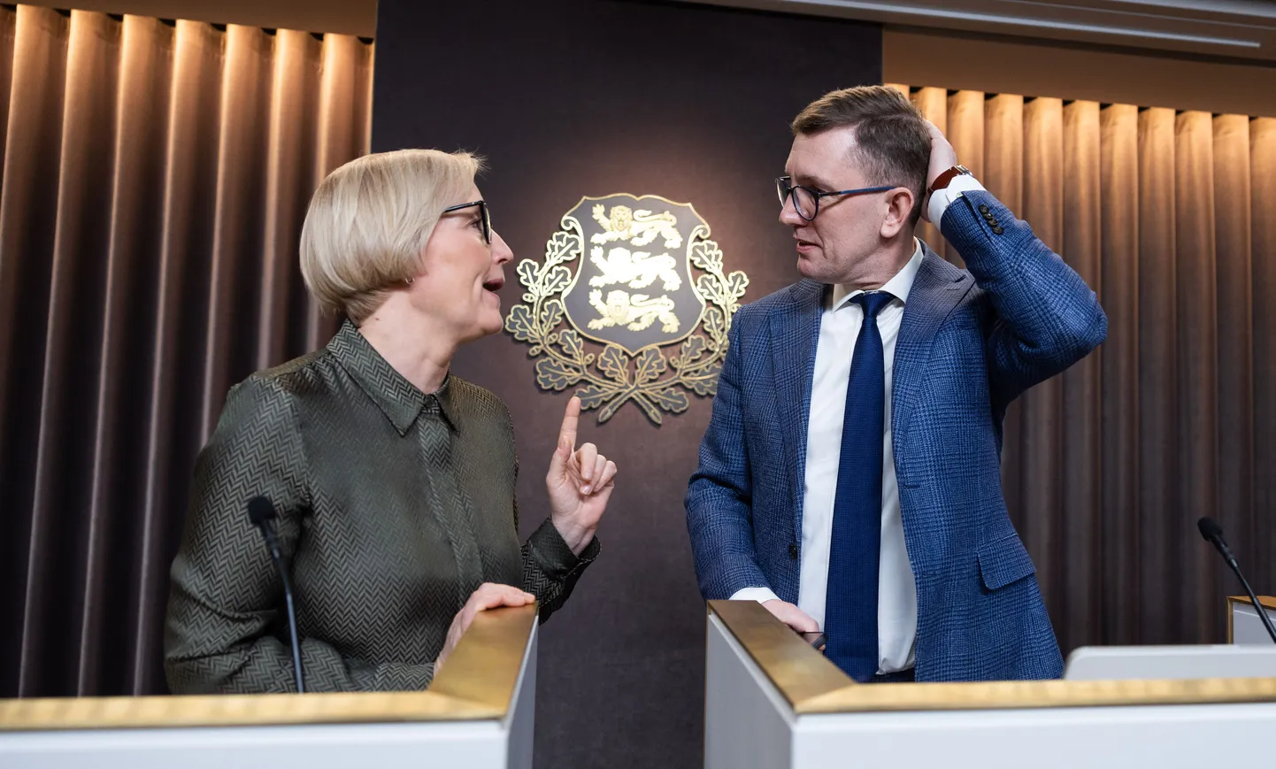 Кристина Каллас и Кристен Михал на правительственной пресс-конференции.