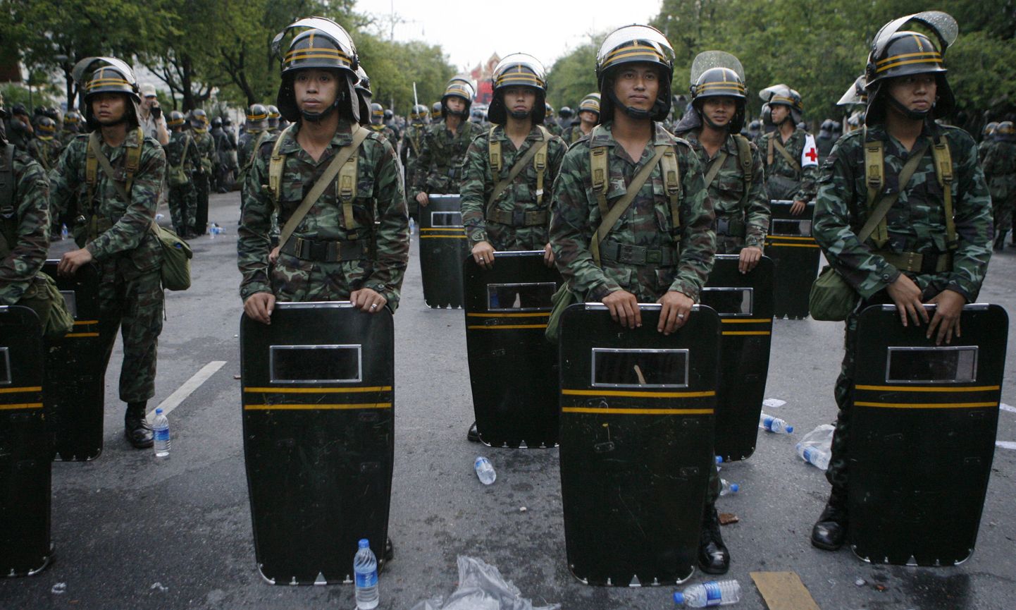 Tai sõdurid seismas valitsusmeelsete ja -vastaste leeride vahel Bangkokis.