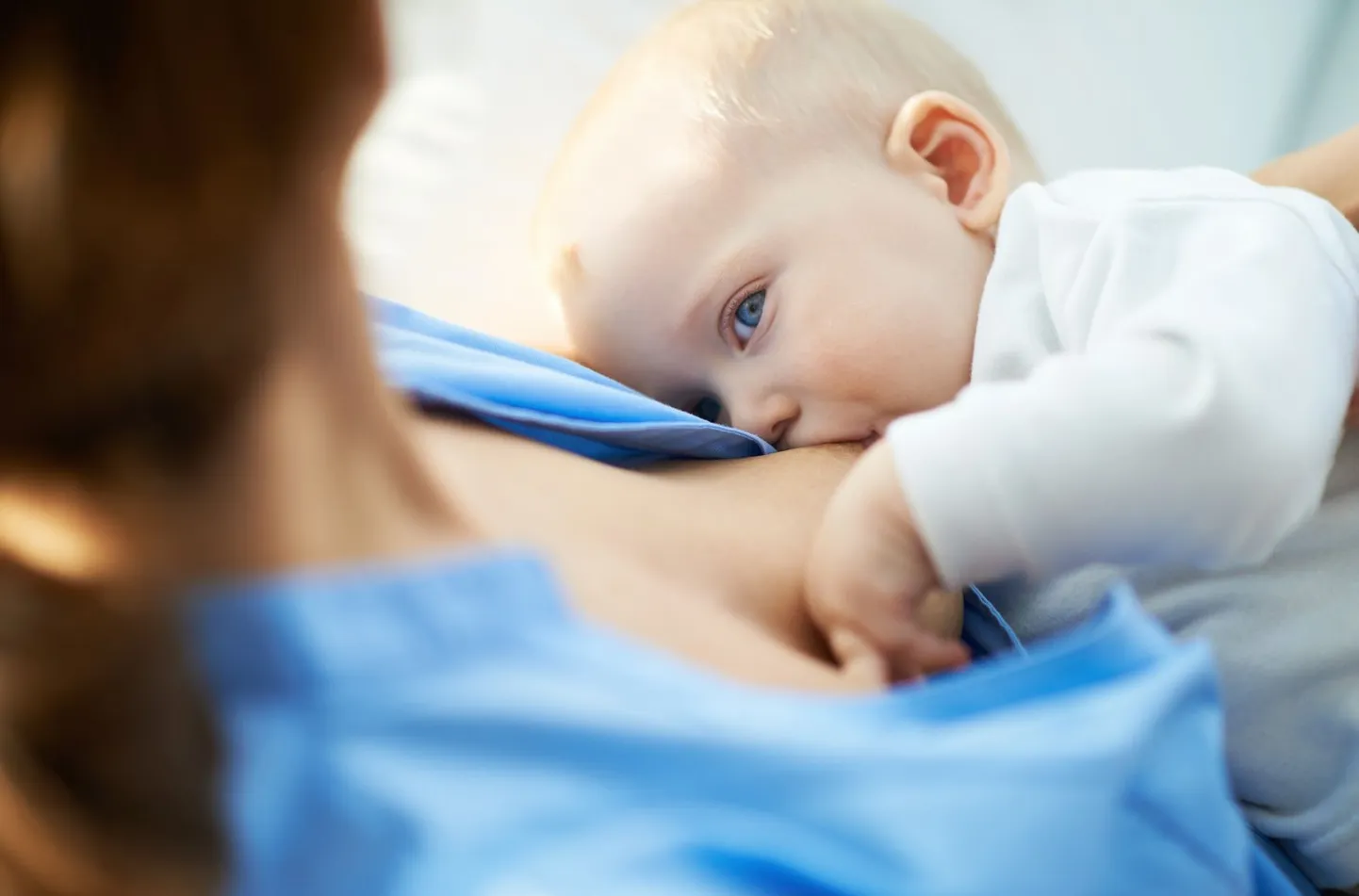 Medõde üürib oma rindu homopaaridele nende imikute toitmiseks