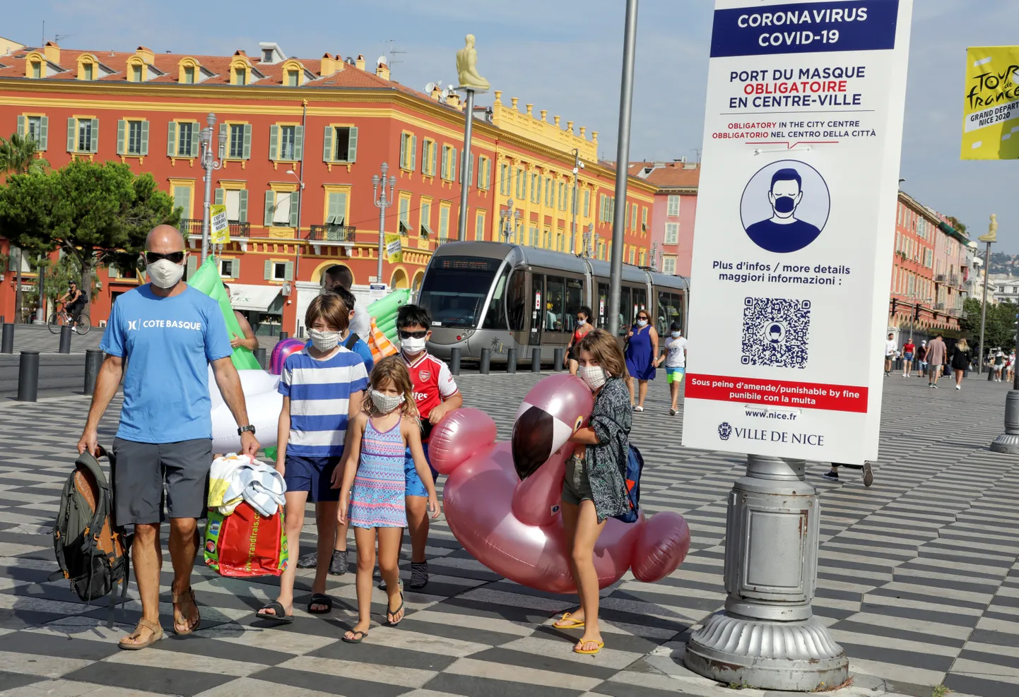 Turistid Prantsusmaal, kus koroonaviiruse leviku tõkestamiseks on maskikandmine taas nõutav. Puhkusereisidelt saabutakse sageli nii nohu kui palavikuga või jäädakse pärast reisi peatselt kogu perega haigeks. Kuigi tegemist ei pruugi olla koroonasse nakatumisega, tuleb olla ettevaatlik ning haigusnähtudega või kõrge nakatumiskordajaga riikidest tulles kindlasti koju jääda ja perearstile märku anda.