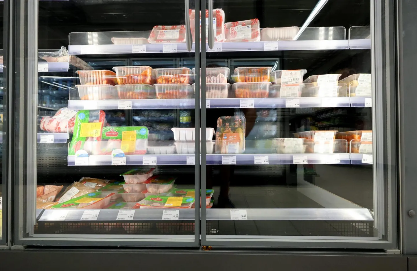 Raadimõisa Coopi kaupluse lihariiulilt korjati esmaspäeval võimaliku riknemise tõttu ära partii Rannamõisa kanakintse.
