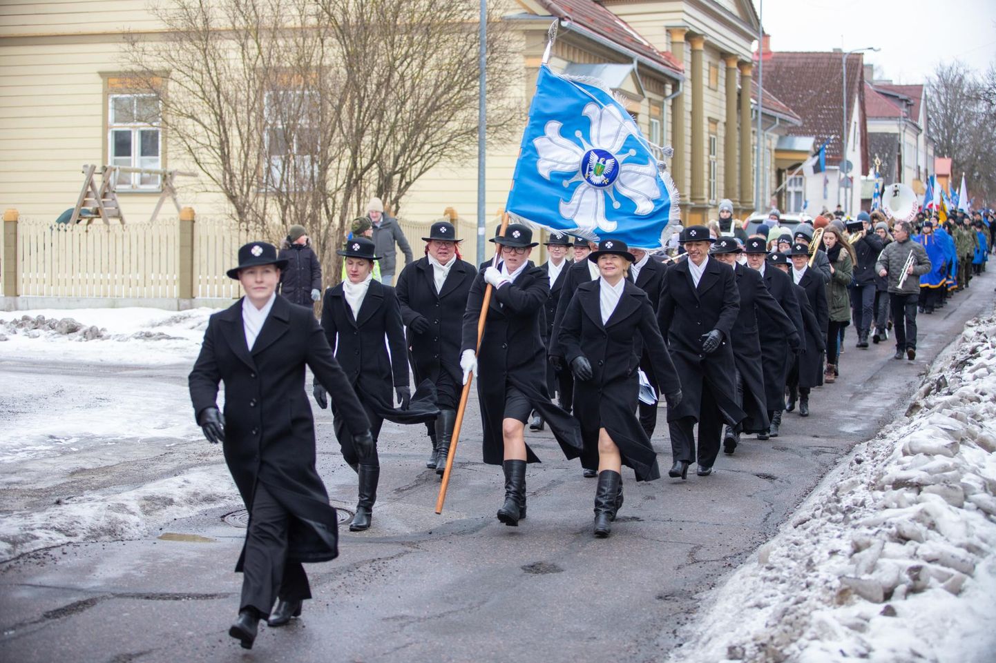 24. veebruaril marssisid Sakala maleva naiskodukaitsjad Viljandi kohtumaja juurest lauluväljaku nõlvale Johan Laidoneri monumendi juurde.