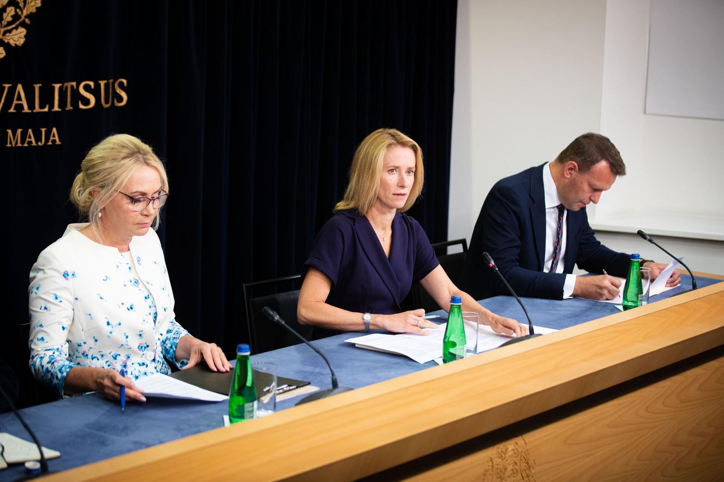 Siseminister Lauri Läänemetsa (pildil paremal) sõnul ei tahtnud riigihalduse minister Riina Solman (pildil vasakul) kohalikke investeeringuid oma eelarvereale.