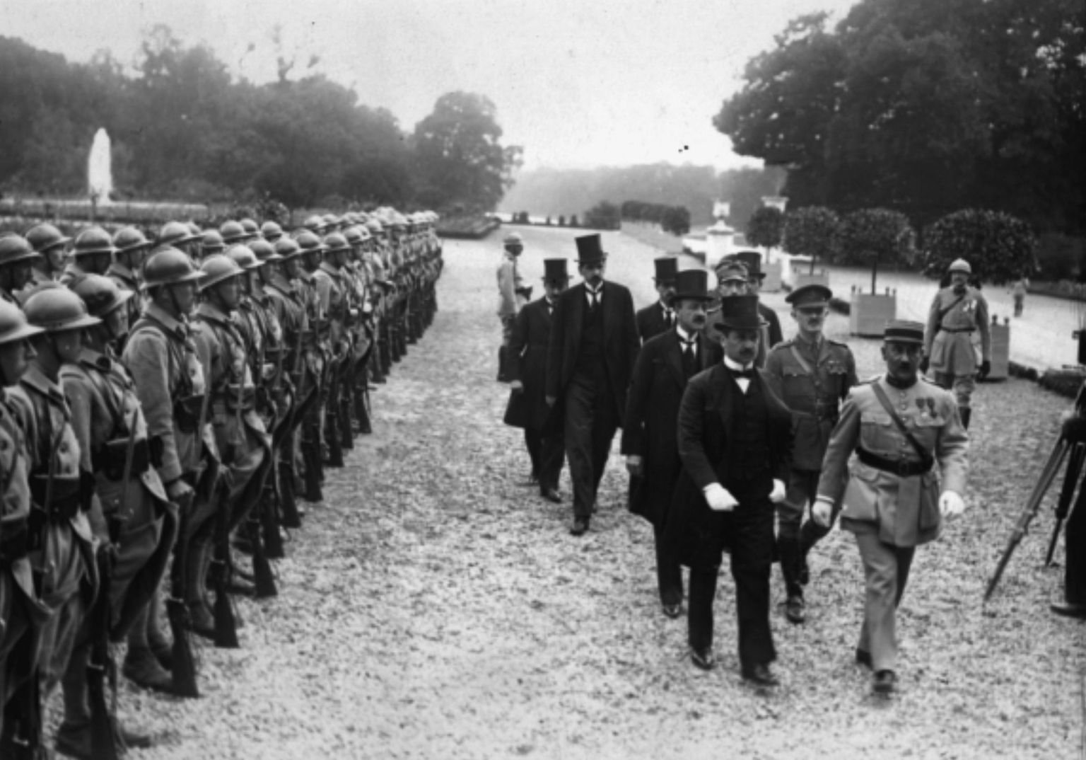 Ungari delegatsioon 1920. aasta 4. juunil Trianoni lossi saabumas.