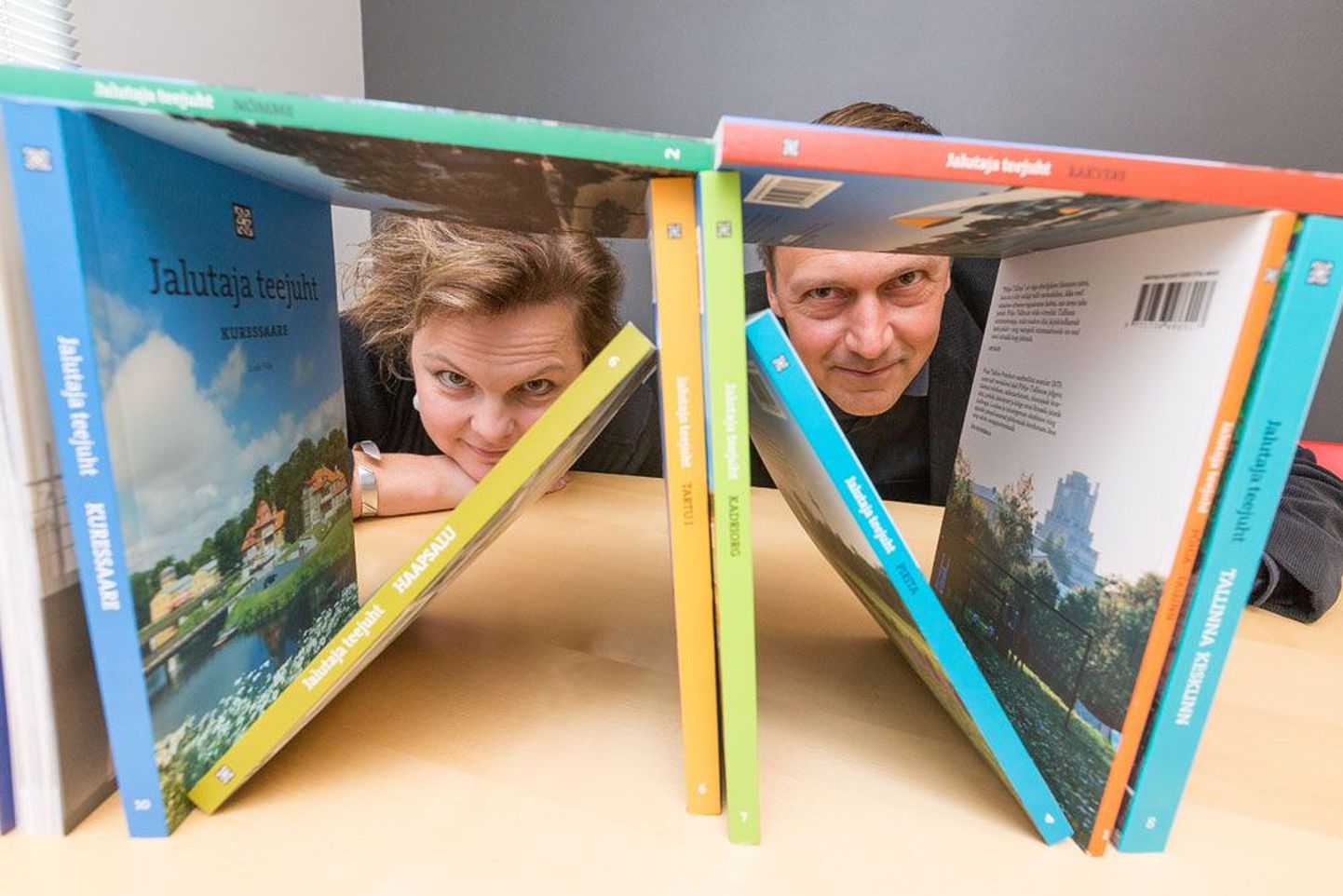 «Jalutaja teejuhte» on juba nii palju, et neist saab ehitada väikese maja. Aknast vaatavad välja Leele Välja ja Kalle Vellevoog.