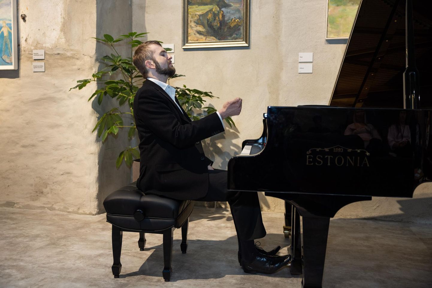Pianist Sten Lassmann esineb reedel Viljandi muusikakooli orkestrimajas kontserdiga "Kodumaised viisid".